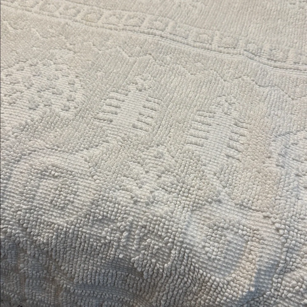 Vintage hobnail bedspread —Queen